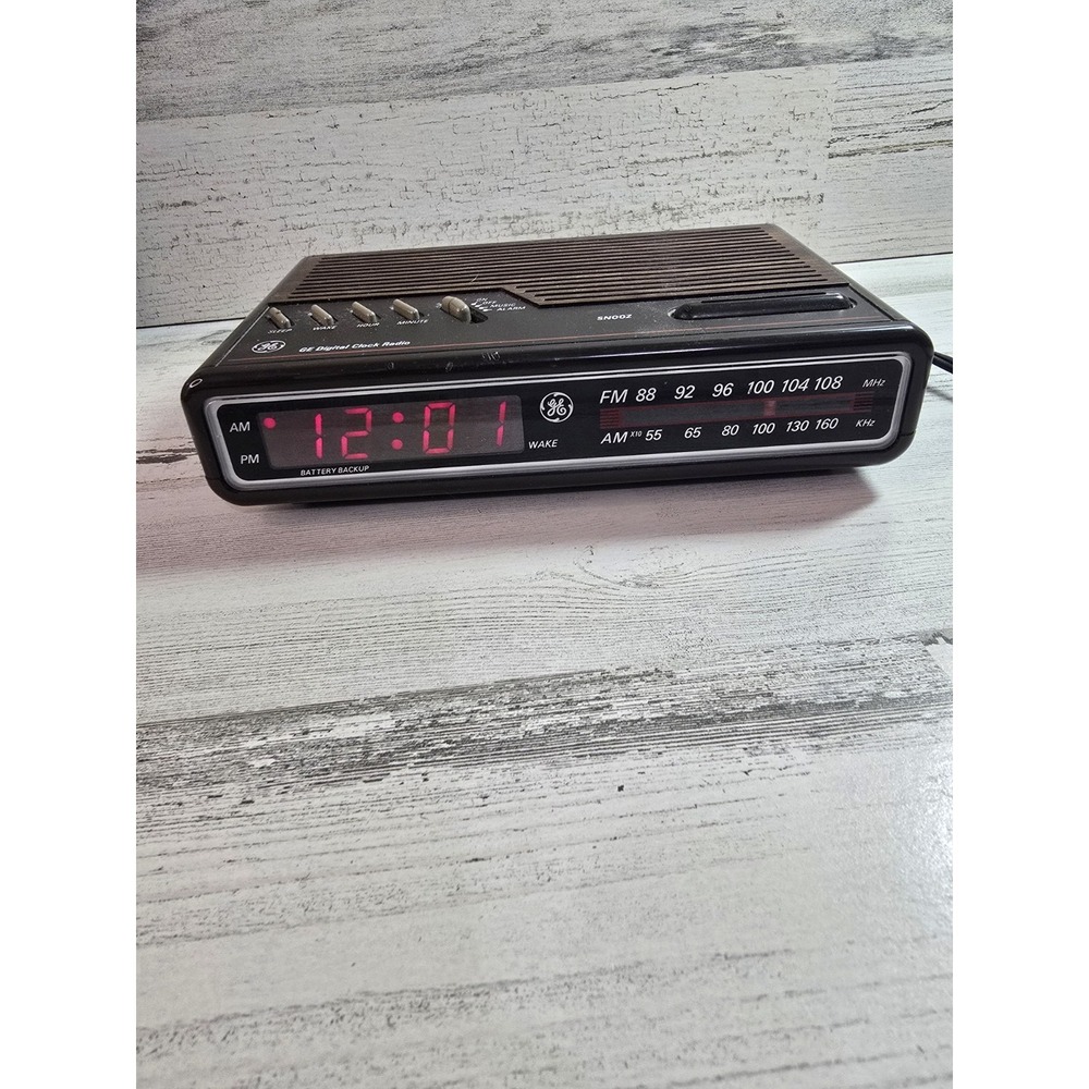 GE Digital Clock Radio Vintage AM FM Red LED Woodgrain Model 7-4612B Black